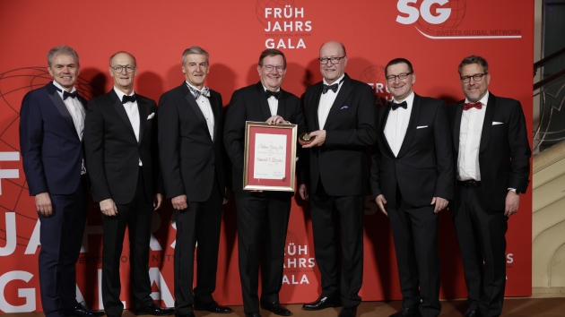 'Goldene Uhr des SG': Süßwarenhandelsverband ehrt Chef von XOX Gebäck - Strahlende Gesichter (v.l.): Der SG-Vorstandsvorsitzende Joachim Eckert mit Dr. Adalbert Lechner (CEO Group Lindt&Sprüngli), dem ehemaligen SG-Vorstandsvorsitzenden Hans Strohmaier, Andreas Land (Griesson – de Beukelaer) und Edmund E. Besecke (Preisträger der Goldenen Uhr 2024 des SG) sowie dem SG-Aufsichtsratsvorsitzenden Ulrich Zuenell und dem stellv. SG-Vorstandsvorsitzenden Oliver Peik - Quelle: Thomas Fedra